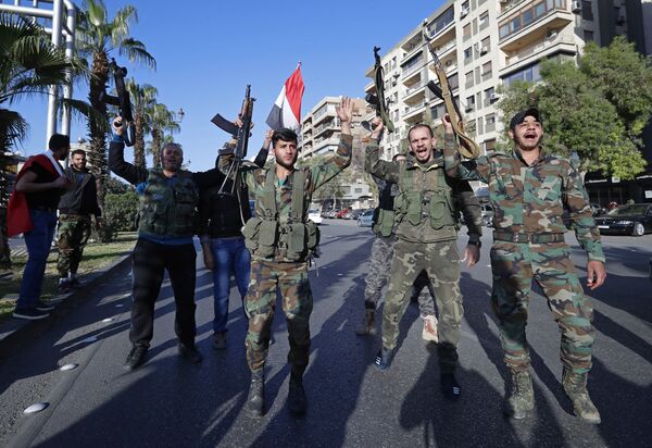 سربازان نظامی روسیه در جریان تظاهرات در برابر حملات هوائی ائتلاف به رهبر امریکا در دمشق - اسپوتنیک افغانستان  