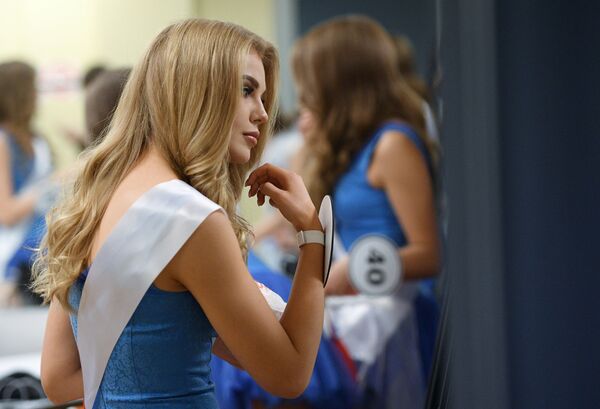 یکی از فینالیست های مسابقه‌ی زیباترین دختر روس در مسابقه میس روسیه 2018  قبل از آغاز مسابقه - اسپوتنیک افغانستان  