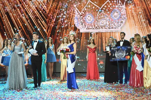 یولیا پالیاچیخینا زیباترین دختر روسی در مسابقات میس روسیه 2018 در مراسم اهدای جوایز - اسپوتنیک افغانستان  