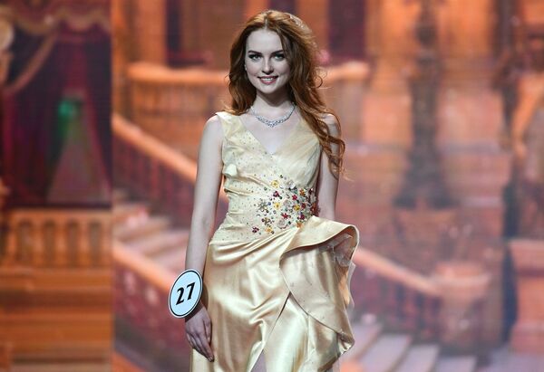 اجرای یکی از فینالیست های مسابقه‌ی زیباترین دختر روس در مسابقه میس روسیه 2018 - اسپوتنیک افغانستان  