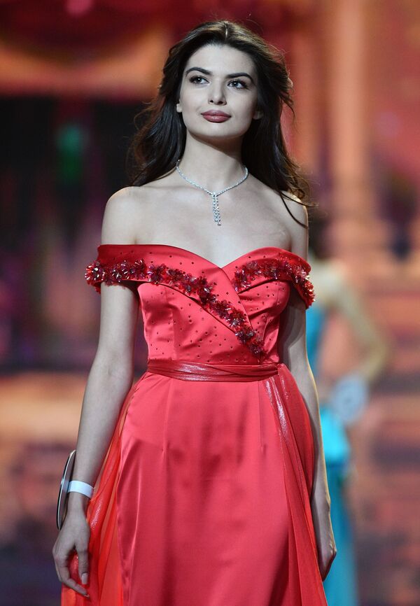 اجرای یکی از فینالیست های مسابقه‌ی زیباترین دختر روس در مسابقه میس روسیه 2018 - اسپوتنیک افغانستان  