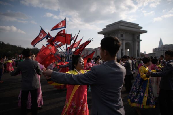 رقص همگانی در زمان جشن خورشید در پیونگ یانگ کوریای شمالی. - اسپوتنیک افغانستان  