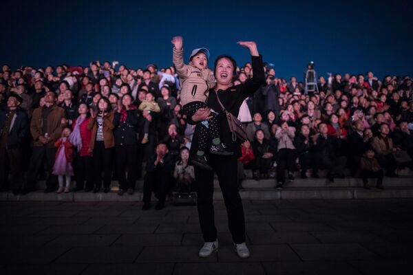 شهروندان کوریای شمالی هنگام برگزاری جشن خورشید در پیونگ یانگ . - اسپوتنیک افغانستان  