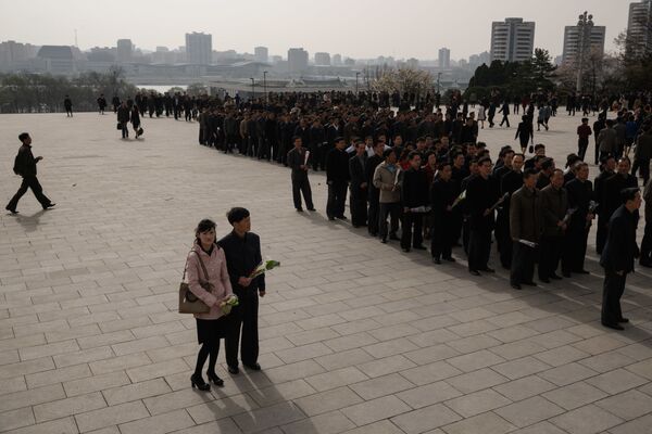 مراسم گذاشتن گل به پای مجسمه رهبر کوریای شمالی در پیونگ یانگ . - اسپوتنیک افغانستان  