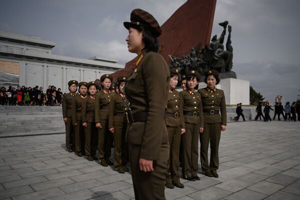 نظامیان کوریای شمالی در مقابل مجسمه کیم ایل سونگ و کیم جونگ اون در پیونگ یانگ . - اسپوتنیک افغانستان  