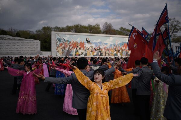 رقص همگانی در زمان جشن خورشید در پیونگ یانگ کوریای شمالی. - اسپوتنیک افغانستان  