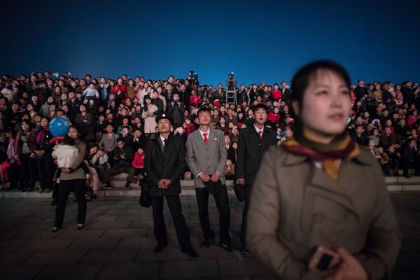 ساکنان کوریای شمالی در زمان جشن خورشید در پیونگ یانگ . - اسپوتنیک افغانستان  