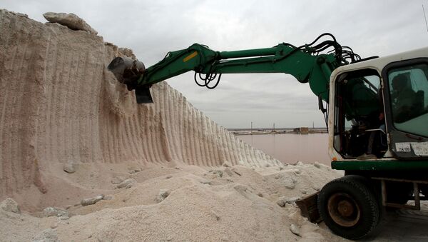 فسخ قرارداد استخراج معدن نمک غوریان با یک شرکت خصوصی - اسپوتنیک افغانستان  