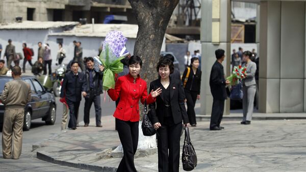 Женщины с букетом цветов в центре Пхеньяна, КНДР - اسپوتنیک افغانستان  