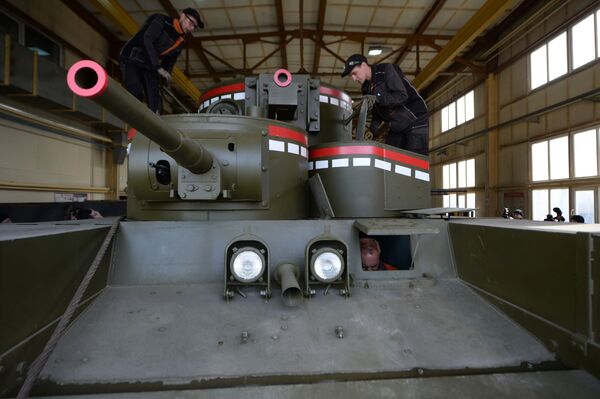 آزمایش کاپی تانک تی - 35 شوروی در شهر یکاترینبورگ - اسپوتنیک افغانستان  