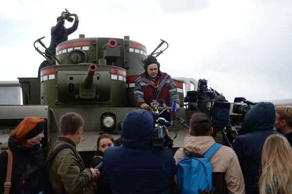 خبرنگاران در مقابل کاپی تانک تی - 35 ساخته‌شده در شوروی - اسپوتنیک افغانستان  