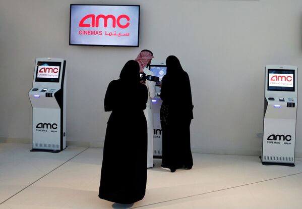 بازدیدکنندگان قبل از نمایش فلم در سینمای عمومی در ریاض، عربستان سعودی - اسپوتنیک افغانستان  