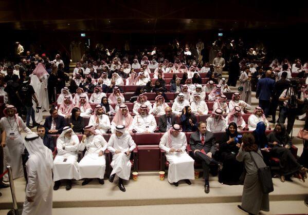 بازدیدکنندگان قبل از نمایش فلم در سینمای عمومی در ریاض، عربستان سعودی - اسپوتنیک افغانستان  