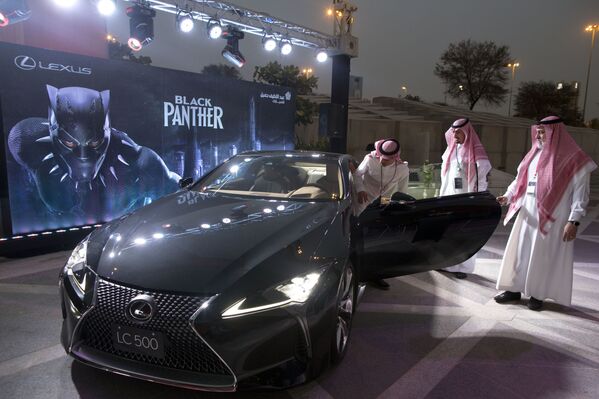 بازدیدکنندگان در حال تماشا موتر نوع Lexus، که از آن در فلم  Black Panther استفاده شده است در سینمای عمومی در ریاض، عربستان سعودی - اسپوتنیک افغانستان  