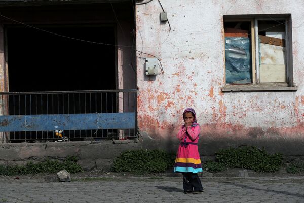 یک دختر مهاجر افغان در مقابل خانه‌اش در شهر قارص،ترکیه - اسپوتنیک افغانستان  
