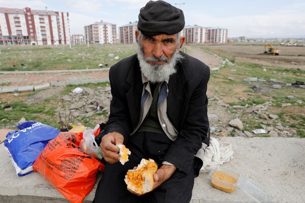 مرد مسن مهاجر افغان در حال انتظار بس، پس از عبور از سرحدهای ترکیه و ایران در آغری، ترکیه - اسپوتنیک افغانستان  