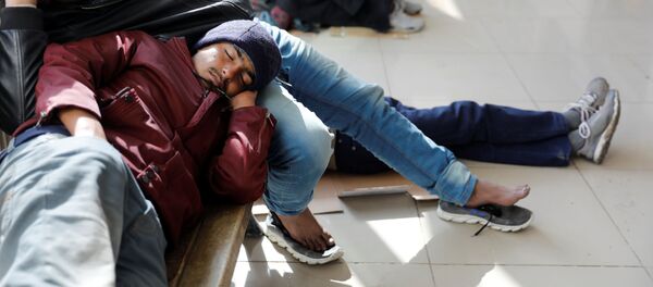 Афганские мигранты в ожидании автобуса после пересечения турецко-иранской границы в Агры Афганские мигранты в ожидании автобуса после пересечения турецко-иранской границы в Агры - اسپوتنیک افغانستان