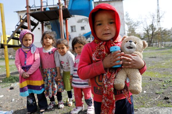 کودکان مهاجر افغان در مقابل خانه‌هایشان در شهر قارص، ترکیه - اسپوتنیک افغانستان  