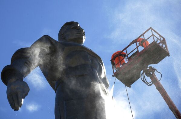 مجسمه یوری گاگارین نخستین فضانورد جهان - مسکو - اسپوتنیک افغانستان  