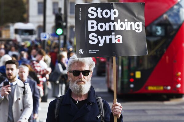 گردهمایی در اعتراض به حمله راکتی امریکا به سوریه – لندن - اسپوتنیک افغانستان  