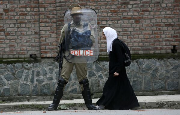 محصل مسلمان و افسر پولیس در جریان گردهمایی در اعتراض به حوادث اخیر تجاوز جنسی - کشمیر، هند - اسپوتنیک افغانستان  