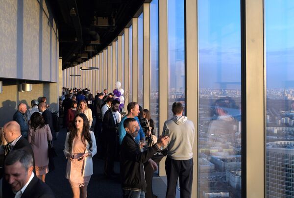 بازدید کنندگان در بلندترین نظرگاه اروپا که در منزل 89 برج فدراسیون در مرکز بین المللی کسب‌و کارمسکو (مسکو سیتی) موقعیت دارد - اسپوتنیک افغانستان  