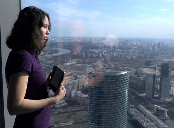 یک‌تن بازدید کنندگان در بلندترین نظرگاه اروپا که در منزل 89 برج فدراسیون در مرکز بین المللی کسب‌و کارمسکو (مسکو سیتی) موقعیت دارد - اسپوتنیک افغانستان  