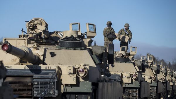  Members of US Army's 4th Infantry Division 3rd Brigade Combat Team 68th Armor Regiment 1st Battalion prepare to unload some Abrams battle tanks after arriving at the Gaiziunai railway station, some 110 kms (69 miles) west of the capital Vilnius, Lithuania, Friday, Feb. 10, 2017. - اسپوتنیک افغانستان  