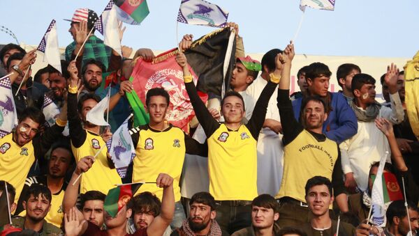 جوانان افغانستان علاقۀ فراوان به تماشای فوتبال اروپا و لیگ قهرمانان اروپا دارد و حتا سبب رقابت بین جوانان بر سر بحث و تشویق شده است - اسپوتنیک افغانستان  