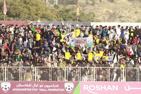جدا از علاقۀ جوانان به فوتبال دنیا، در درون کشور نیز نسل نو به بازی کردن فوتبال علاقۀ فراوان دارند - اسپوتنیک افغانستان  