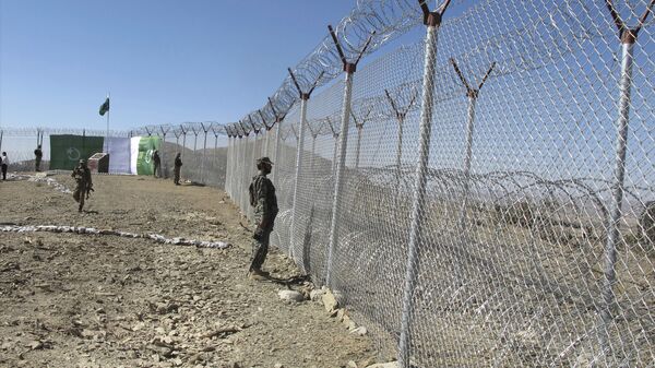 Pakistani soldiers stand guard at newly erected fence between Pakistan and Afghanistan at Angore Adda, Pakistan, Wednesday, Oct. 18, 2017 - اسپوتنیک افغانستان  