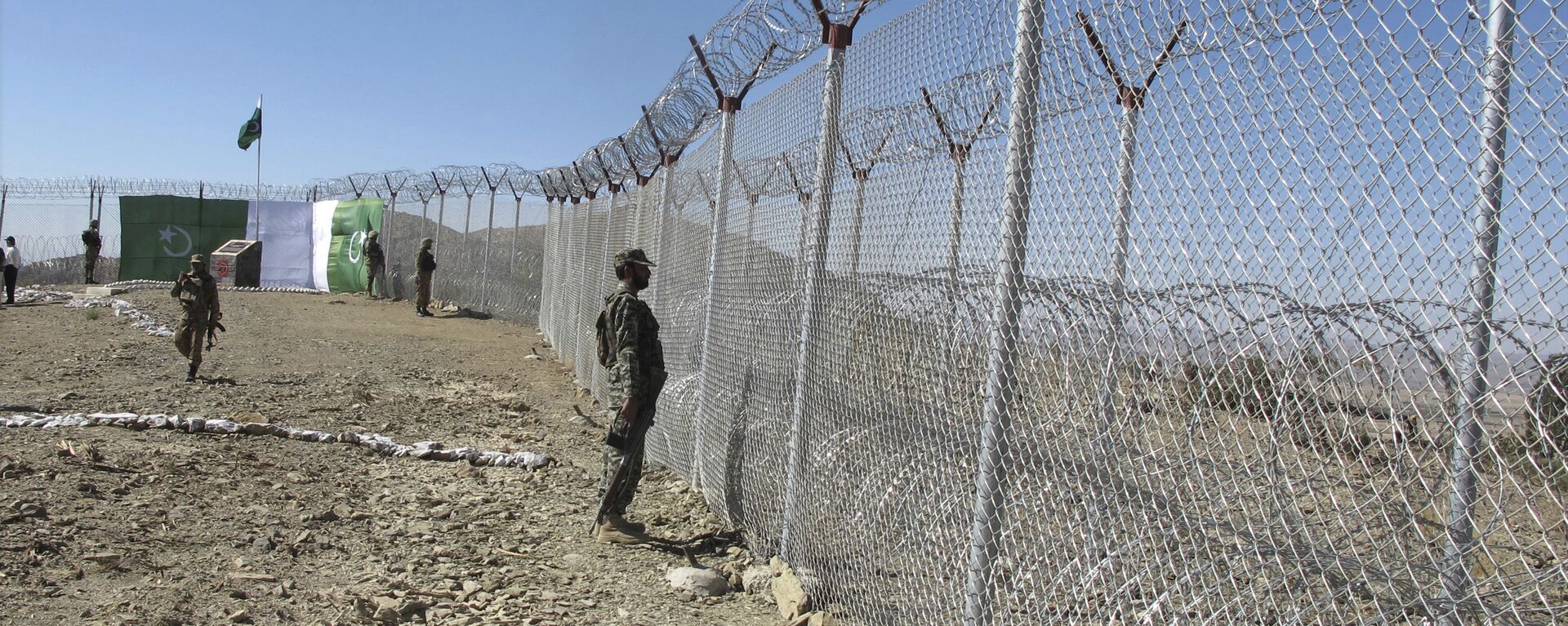 Pakistani soldiers stand guard at newly erected fence between Pakistan and Afghanistan at Angore Adda, Pakistan, Wednesday, Oct. 18, 2017 - اسپوتنیک افغانستان  , 1920, 16.12.2022