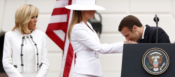 بانوی اول فرانسه: ملانیا ترامپ حتی نمیتواند پایش را از کاخ سفید بیرون بگذارد بانوی اول فرانسه: ملانیا ترامپ حتی نمیتواند پایش را از کاخ سفید بیرون بگذارد - اسپوتنیک افغانستان