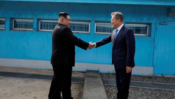 سران کوریای شمالی و جنوبی در حال دست دادن. - اسپوتنیک افغانستان  