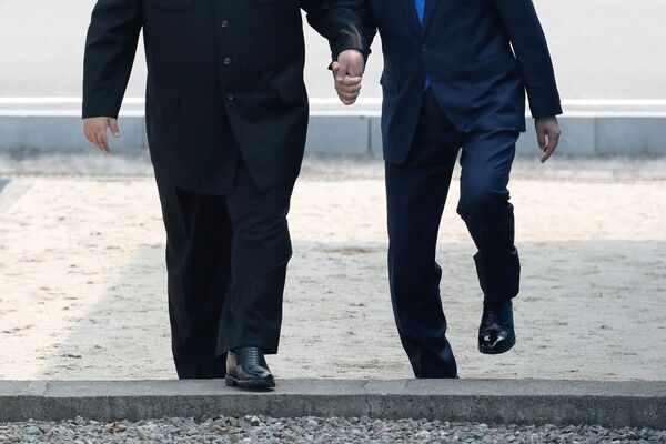 مون جه این، رئیس جمهور کوریای جنوبی و کیم جونگ اون، رهبر کوریای شمالی - اسپوتنیک افغانستان  