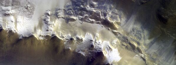 یکی از اولین تصاویر کامل پر رنگ از سطح مریخ، که توسط دوربین CaSSIS گرفته شده است. - اسپوتنیک افغانستان  