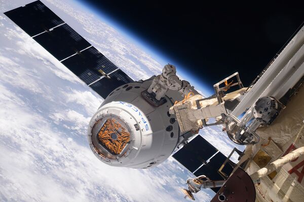 فضاپیمای تجاری SpaceX Dragon در حال وصل شدن با ISS - اسپوتنیک افغانستان  