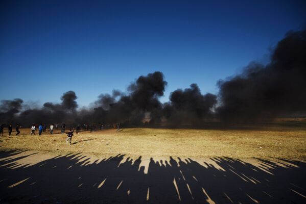 معترضان فلسطینی در جریان درگیری با اردوی اسرائیل در سرحد نوارغزه و اسرائیل - اسپوتنیک افغانستان  