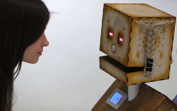 بازدید کننده در حال بازدید از ربات Derevyaka مربوط به شرکت Robodem در نمایشگاه اسکولکوو روباتیک در مسکو - اسپوتنیک افغانستان  