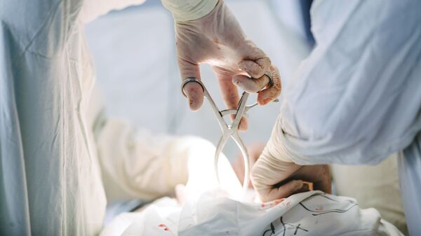  کشیدن گنج از معده بیمار توسط جراح + عکس  - اسپوتنیک افغانستان  