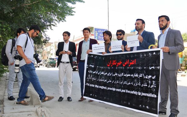آنان نهادهای خبرنگاری را متهم به فساد مالی و مصرف بیجای پول می‌کنند - اسپوتنیک افغانستان  