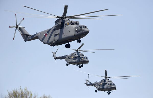 هلیکوپتر می-۲۶ و هلیکوپترهای چند منظوره می-۸ در تمرینات هوایی رسم گذشت پیروزی - اسپوتنیک افغانستان  