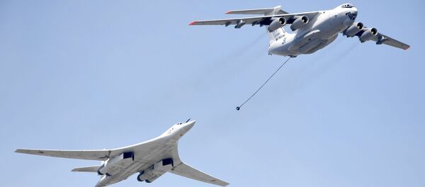 سوخت گیری شب هنگام هواپیمای Tu-160 در قطب شمال سوخت گیری شب هنگام هواپیمای Tu-160 در قطب شمال - اسپوتنیک افغانستان