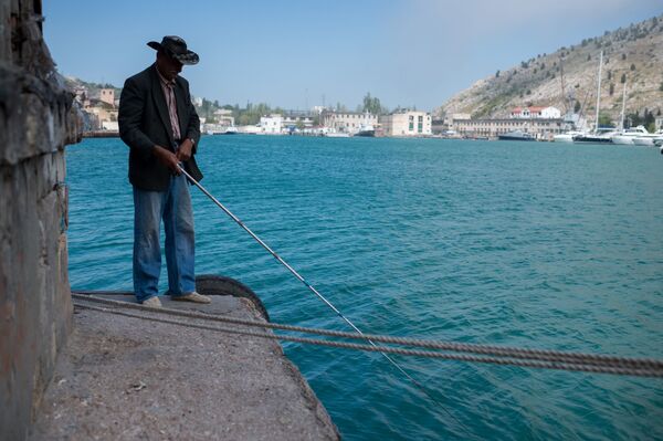 مردی در حال ماهیگیری – بالکالاو، شبه جزیره کریمیا - اسپوتنیک افغانستان  
