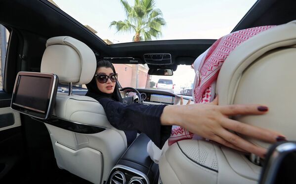 زنی در حال یادگیری رانندگی در عربستان سعودی - اسپوتنیک افغانستان  