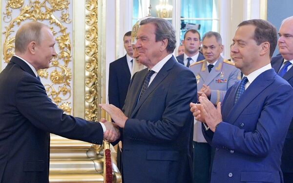 رئیس جمهور پوتین  با سیاستمدار آلمانی -  گرهارد شرودر و نخست وزیر روسیه دمیتری مدودوف - اسپوتنیک افغانستان  