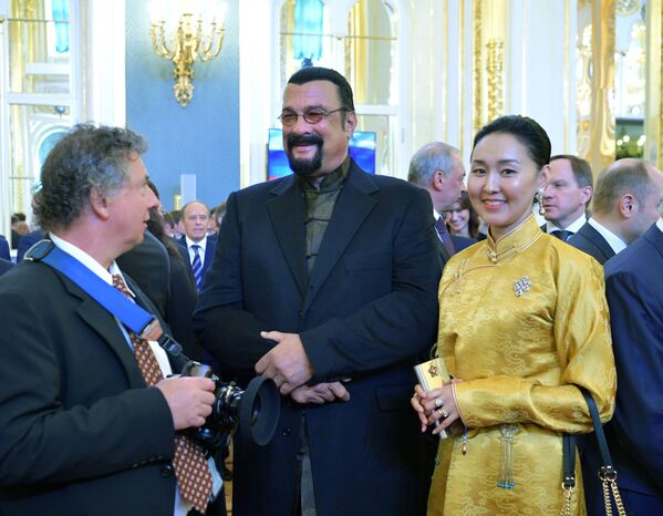 ستاره هالیوود - استیون سیگال با همسرش در مراسم تحلیف رئیس جمهور روسیه - اسپوتنیک افغانستان  