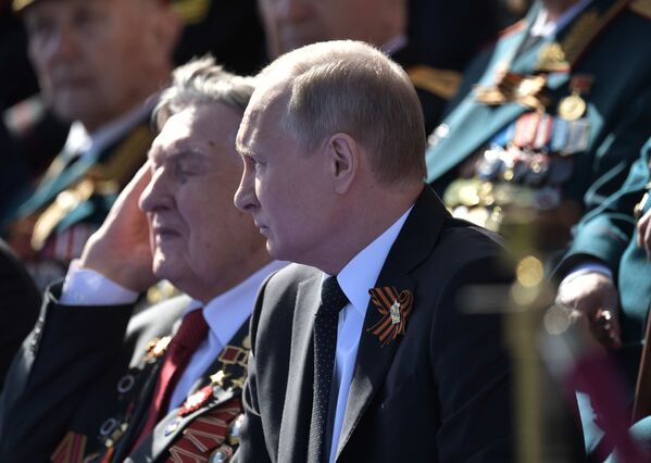 ولادیمیر پوتین، سر قوماندان اعلی و رئیس جمهور روسیه هنگام تماشای رژه نظامی  در میدان سرخ مسکو - اسپوتنیک افغانستان  