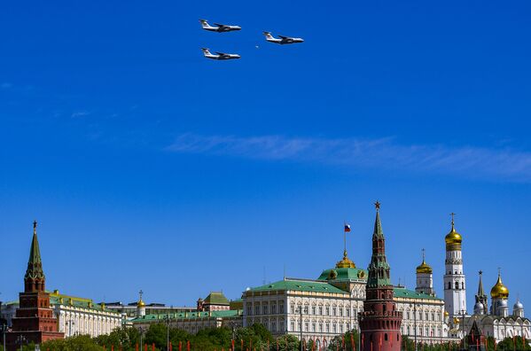 هواپیما های ترانسپورتی ثقیل ایل - 76 هنگام پرواز از بالای میدان سرخ مسکو  در رژه نظامی - اسپوتنیک افغانستان  
