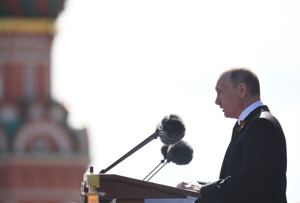 سرقوماندان اعلی نیرو های نظامی روسیه ولادیمیر پوتین هنگام سخنرانی در بزرگداشت از 73مین جشن پیروزی بر فاشیزم - اسپوتنیک افغانستان  